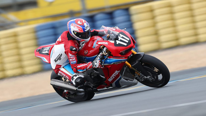 Přední tříčtvrtinový pohled na motocykl Honda Fireblade při vytrvalostních závodech