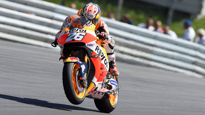 Přední tříčtvrtinový pohled na motocykl Honda Fireblade při závodě MotoGP