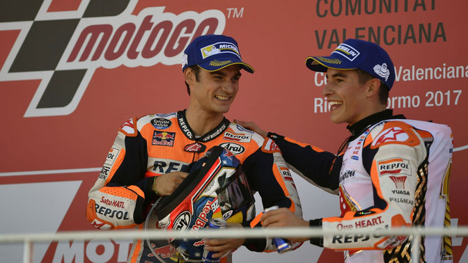Dva jezdci týmu Honda MotoGP oslavující vítězství v závodě