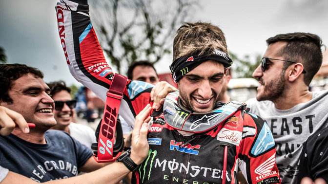 Jezdci rallyového týmu Honda oslavující vítězství