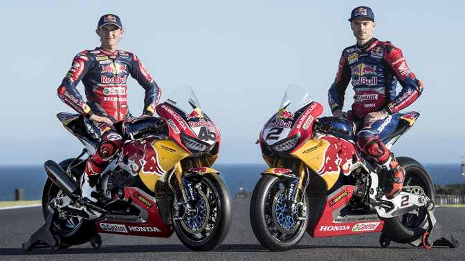 Dva jezdci na motocyklech Honda Fireblade při mistrovství světa superbiků