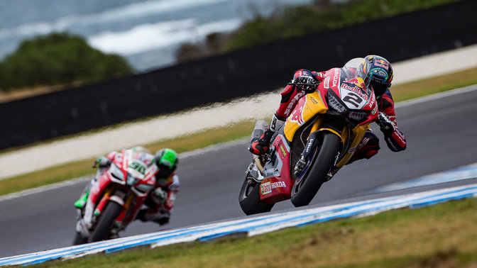 Přední tříčtvrtinový pohled na superbike Honda při závodech