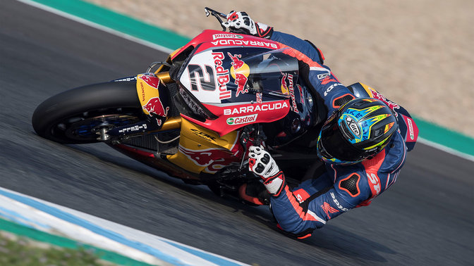 Přední tříčtvrtinový pohled na motocykl Honda Fireblade při mistrovství superbiků
