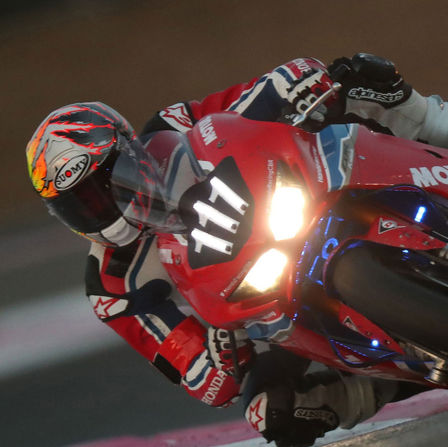 Detailní záběr motocyklu Honda pro vytrvalostní závody na závodní dráze