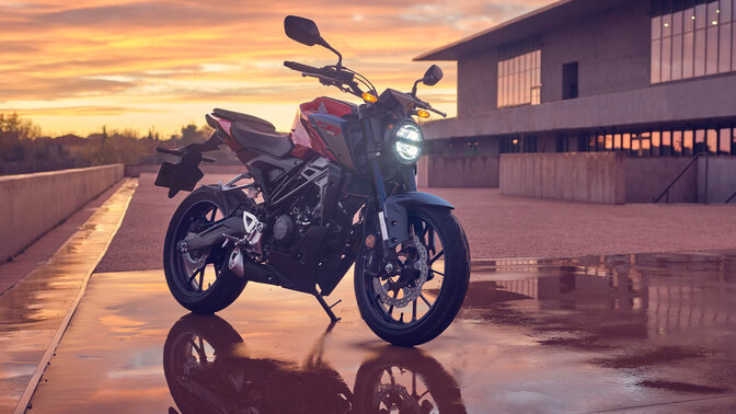 PXC125 ve městě se spolujezdcem