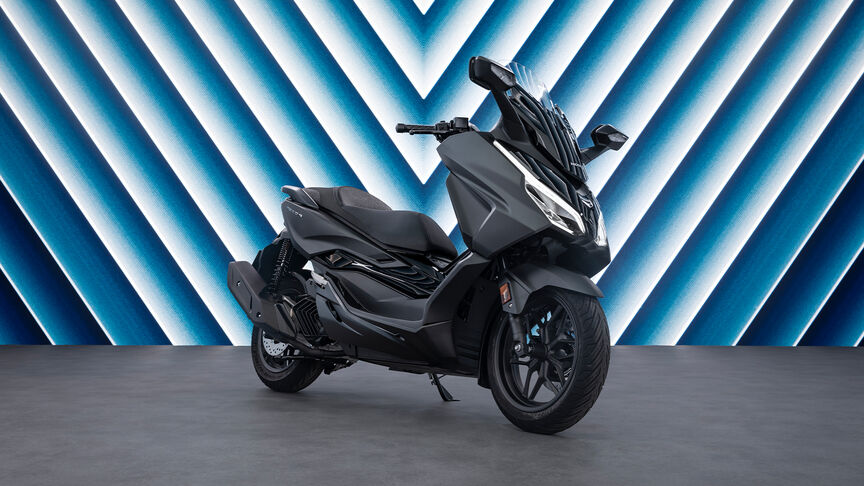 Přední dynamický poloprofil motocyklu Forza 750 