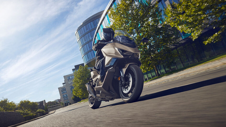 Přední dynamický poloprofil motocyklu Forza 750 