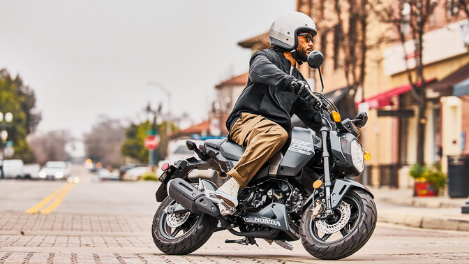 SH350i, statický snímek z boku, s jezdcem