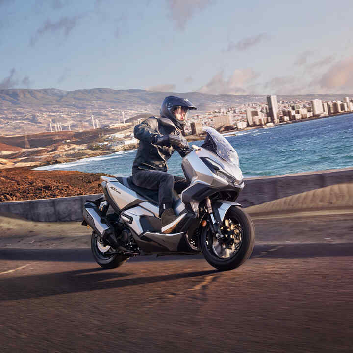 Honda ADV350 s odpružením s dlouhým zdvihem a pneumatikami s hrubším vzorkem