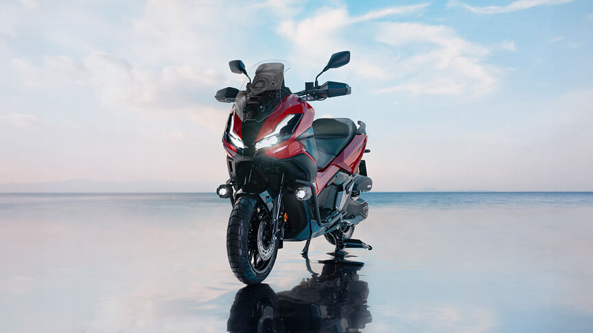 Přední 3/4 pohled na model Honda ADV350 u pobřeží