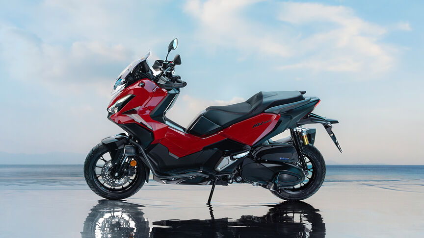 Přední 3/4 pohled na model Honda ADV350 u pobřeží