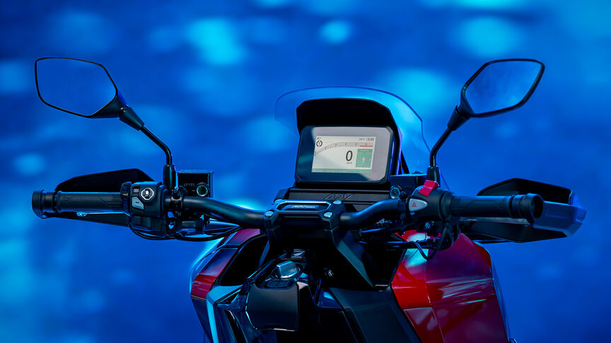Přední 3/4 pohled na model Honda ADV350 u pobřeží