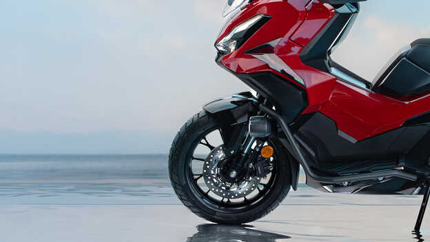 Detail zadního kola motocyklu Honda ADV350.