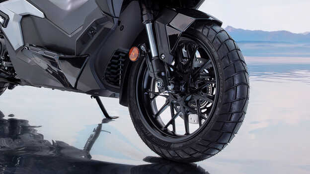 Detail předního kola motocyklu Honda ADV350. 