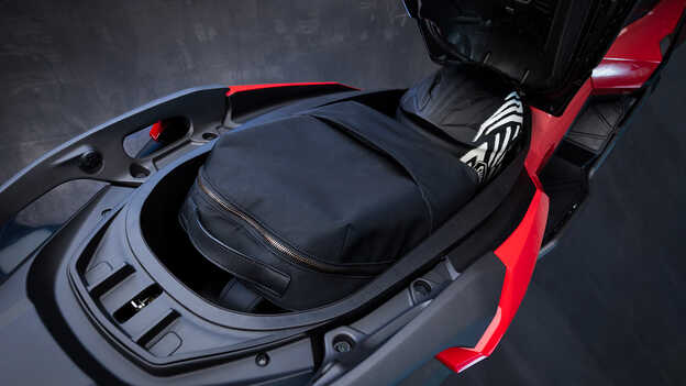 Detail úložného prostoru Hondy ADV350.