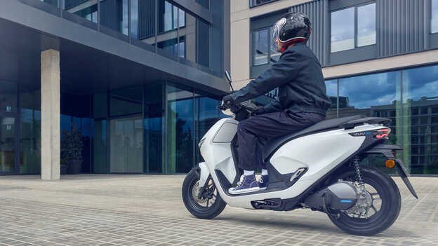 Figurant na skútru Honda CUV e: předvádí snadnou asistenci při couvání