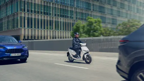 Jezdec na skútru Honda CUV e: ve městě