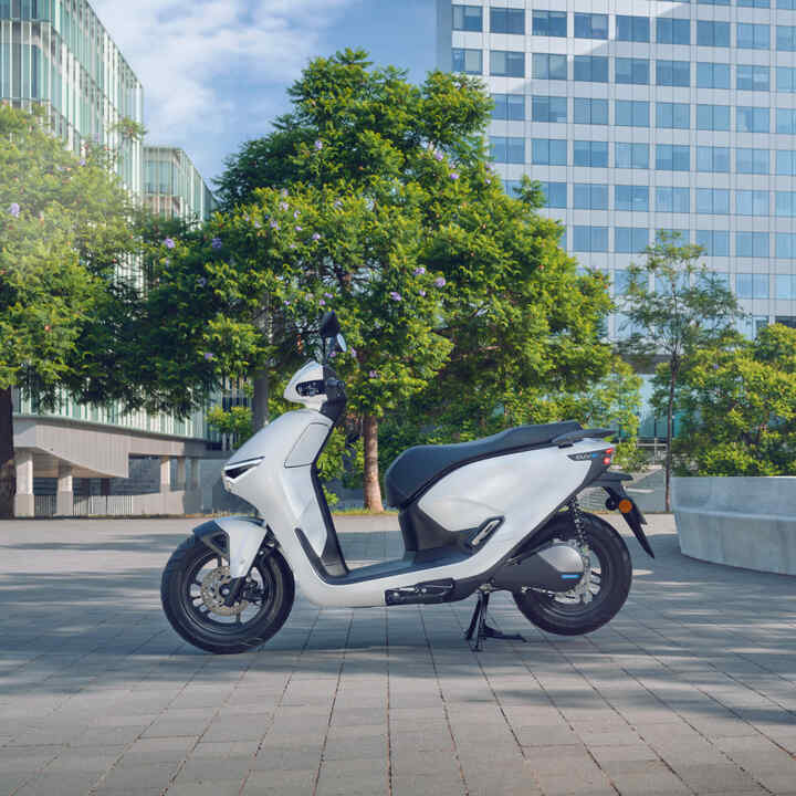 Skútr Honda CUV e: zaparkovaný ve městě