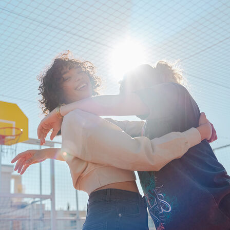 Dva figuranti držící se ve slunečním světle na modelu EM1 e: fotografování
