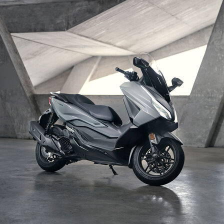Honda Forza 125, venkovní statický snímek.