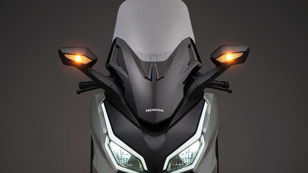 Honda Forza 125 – světla LED a čelní štít.