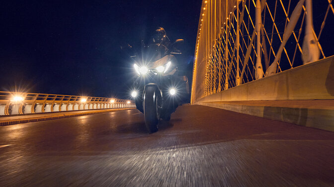 Motocykl Forza 750 zaparkovaný u řeky.