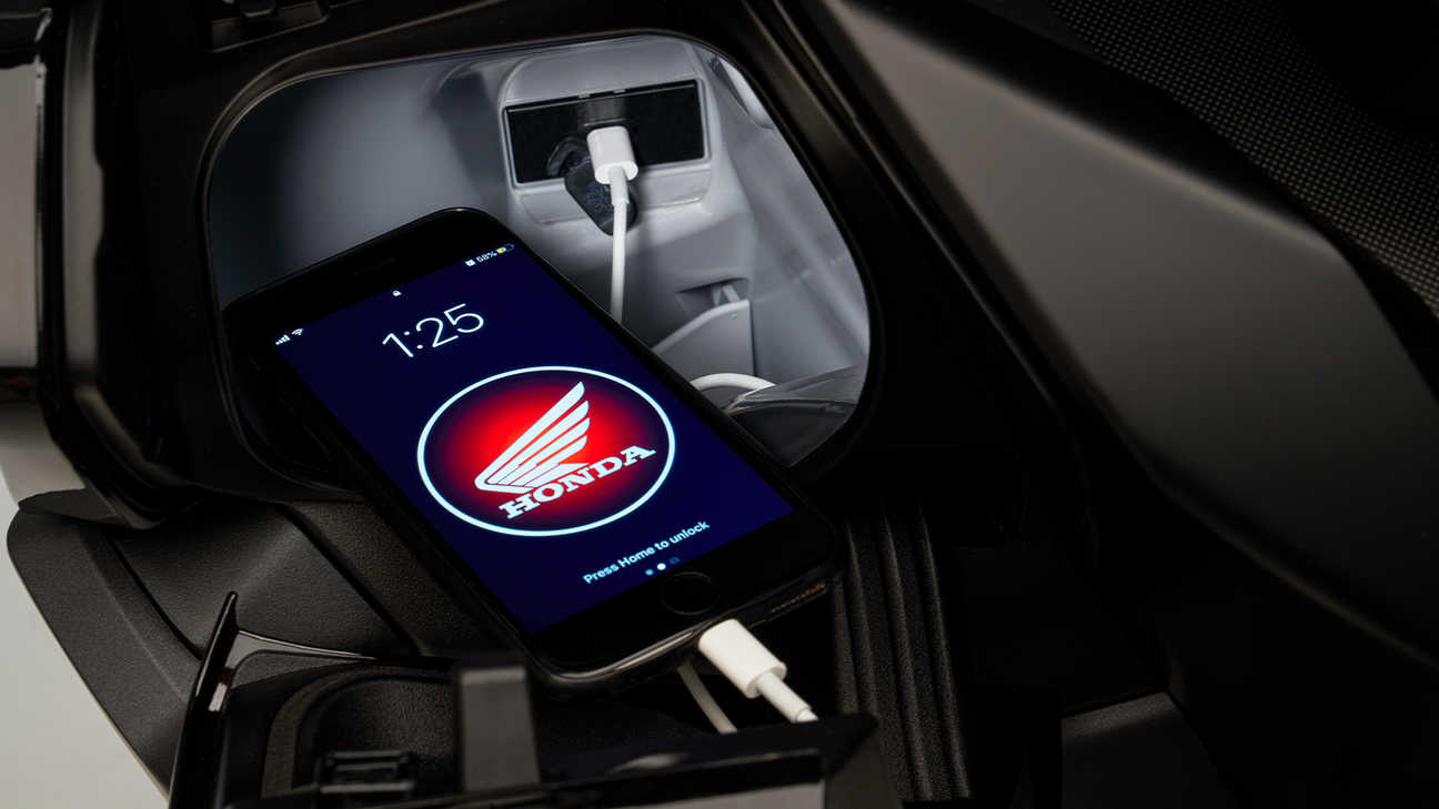 Forza 125, konektor USB-C