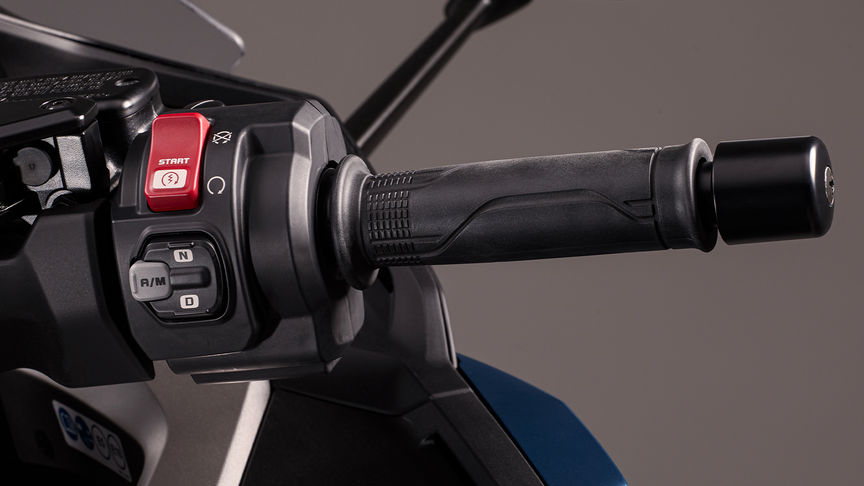 Elektronické ovládání plynu se 3 výchozími jízdními režimy a HSTC modelu Forza 750