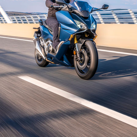 Jezdec na motocyklu Forza 750 a oceán