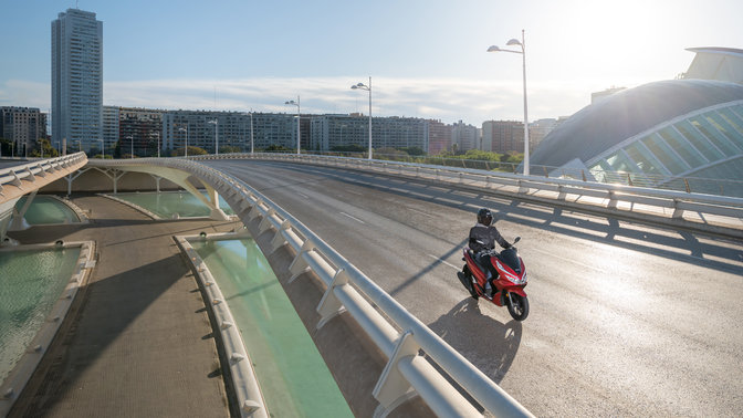 Honda PCX125 při jízdě po městě.
