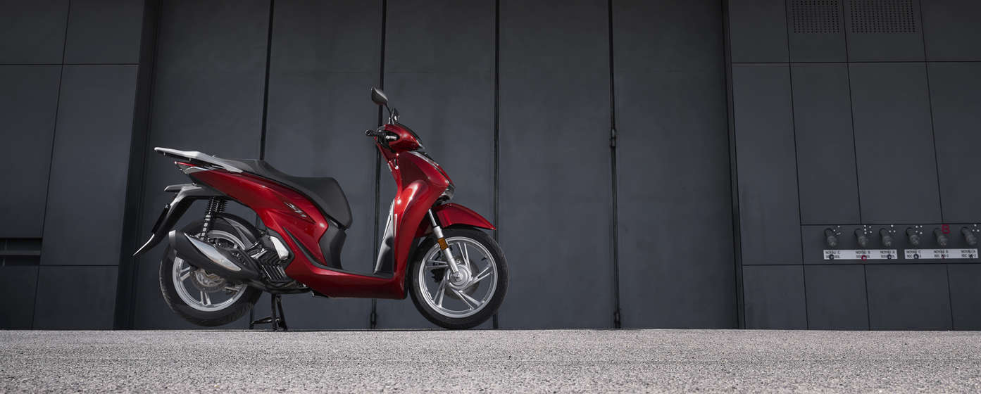 Honda SH125i ve městě.