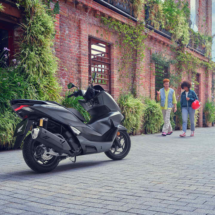 Figuranti jdoucí ke skútru PCX125