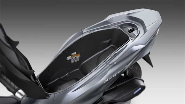 Honda PCX125 – větší úložný prostor a nabíječka typu USB-C