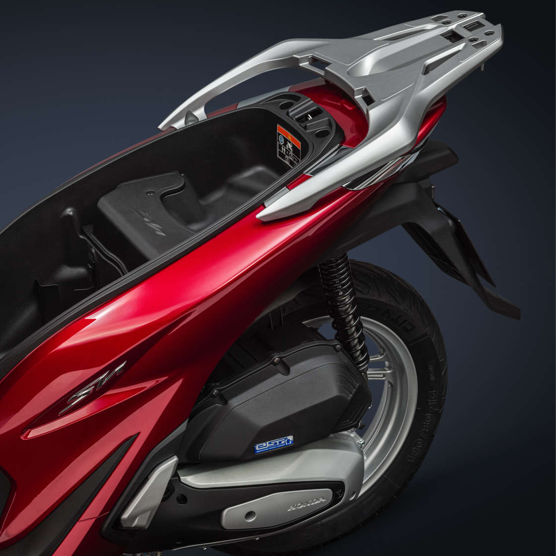 Honda-SH125i, detail úložného prostoru v sedadle