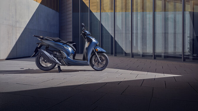 Boční pohled na skútr Honda 350i na dvoře 