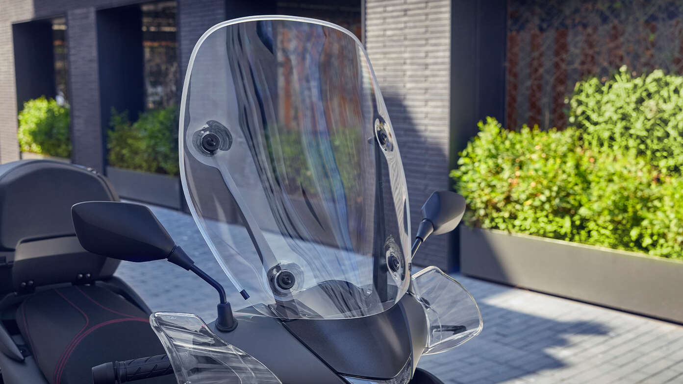 Detail čelního větrného štítu Hondy SH350i.