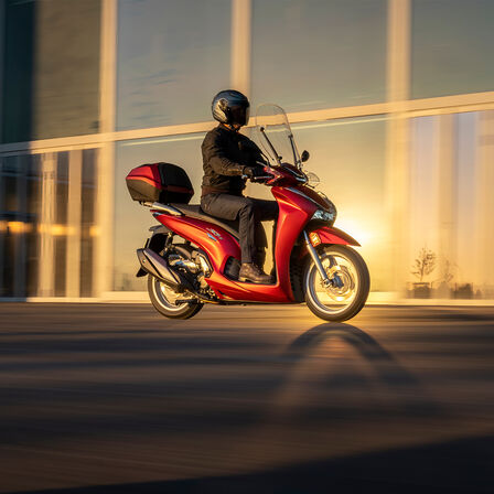 Dynamický snímek motocyklu Honda SH350i z boku