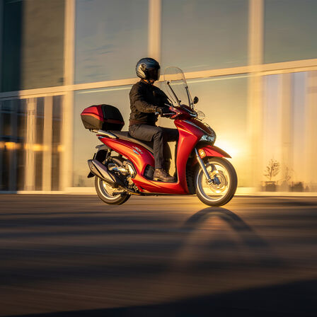 Dynamický snímek motocyklu Honda SH350i z boku