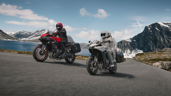 Pohled na Hondu CB1000GT shora.