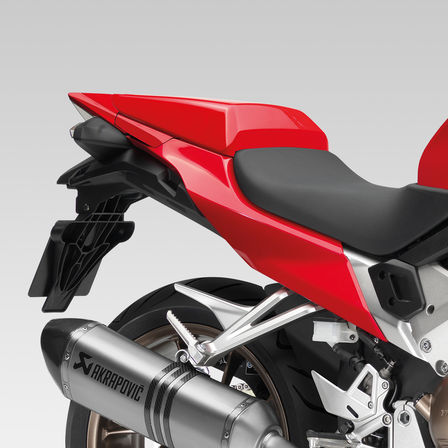 Tříčtvrtinový pohled zepředu na boční kufry jako příslušenství motocyklu Integra