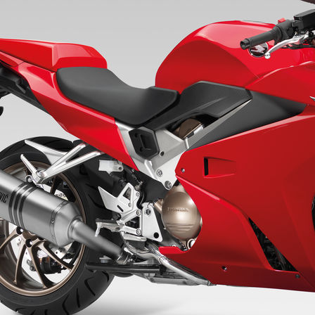 Tříčtvrtinový pohled zepředu na horní box jako příslušenství motocyklu Integra