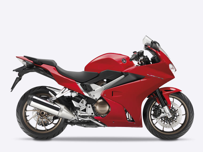 Studiový záběr toureru Honda VFR800F v barvě Victory Red ze strany