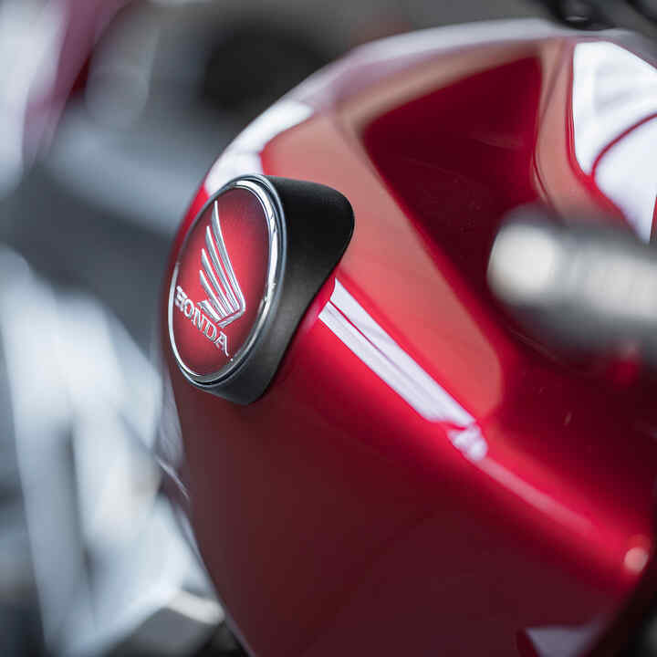 Honda CB1000R, detailní záběr palivové nádrže