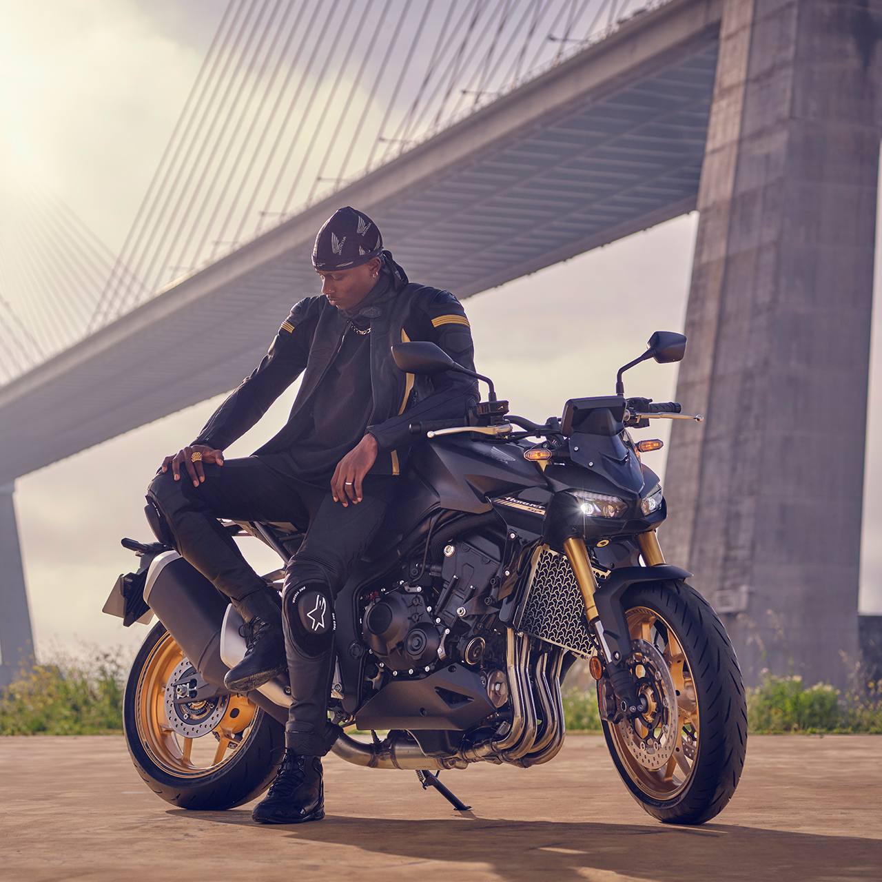 Motocykl před mostem