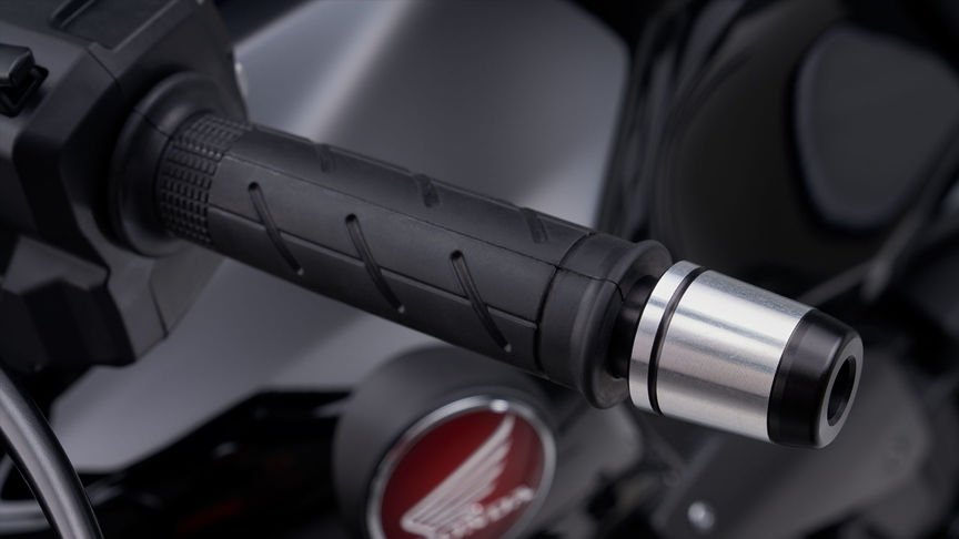 Přední tříčtvrtinový pohled na motocykl Honda CB1000R s příslušenstvím