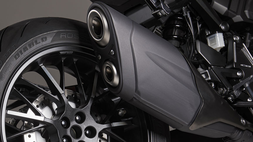 Honda CB1000R Black Edition, černý výfuk