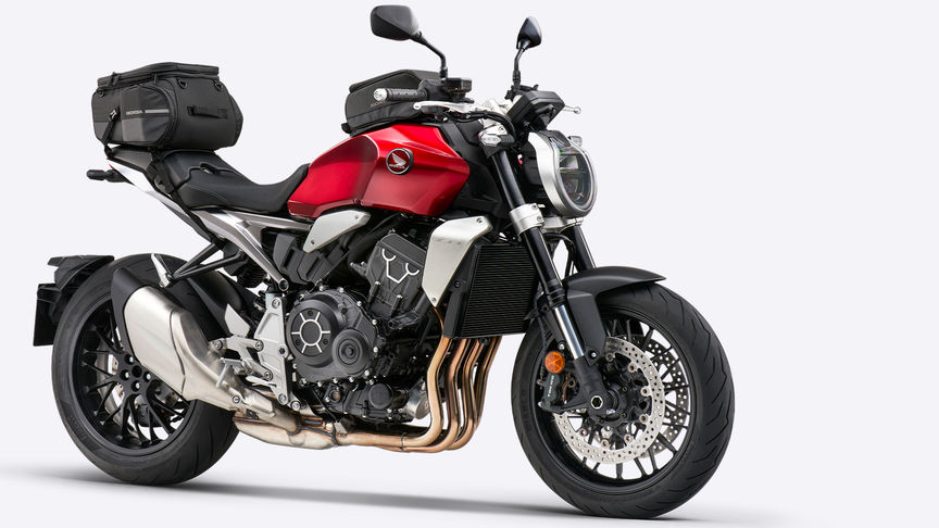 Přední tříčtvrtinový pohled na motocykl Honda CB1000R s příslušenstvím