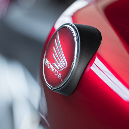 Honda CB1000R – detailní záběr na červené logo 
