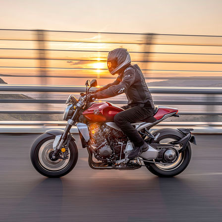 Honda CB1000R – levá strana, s jezdcem, na silnici, východ slunce