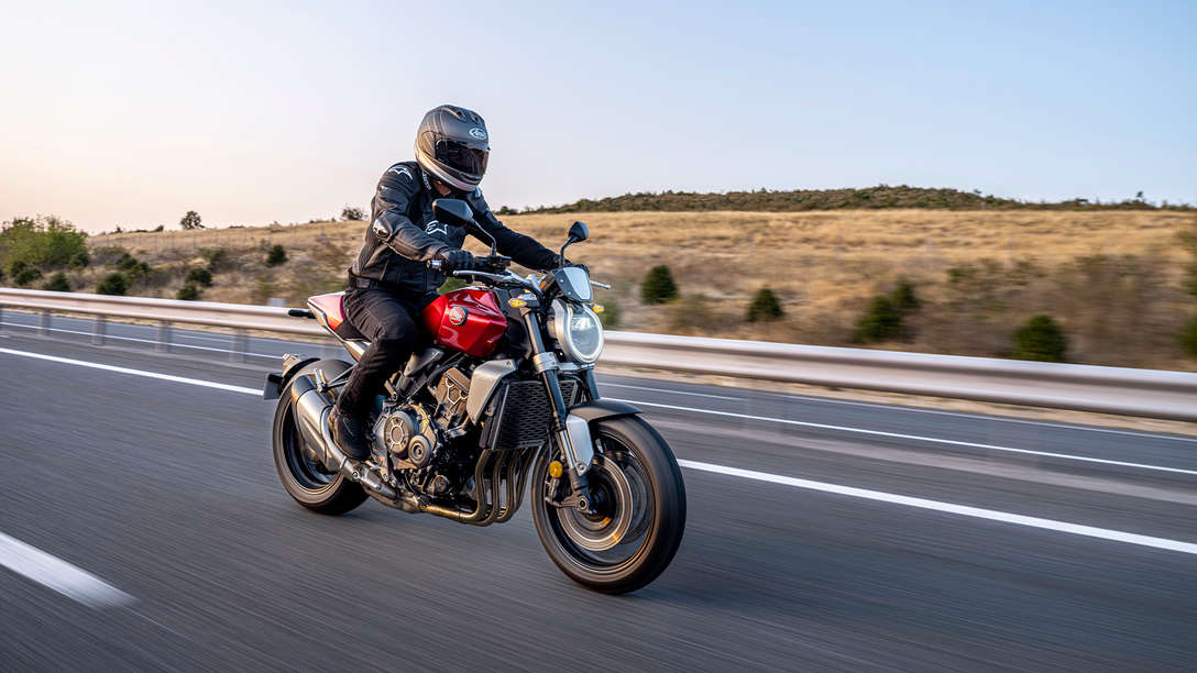 Honda CB1000R – pravý poloprofil, s jezdcem, červený motocykl, na silnici
